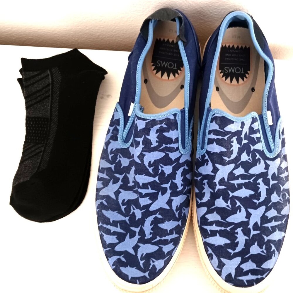 Men’s Tom’s Blue Shark Slip On Shoes Size 13 + Socks
